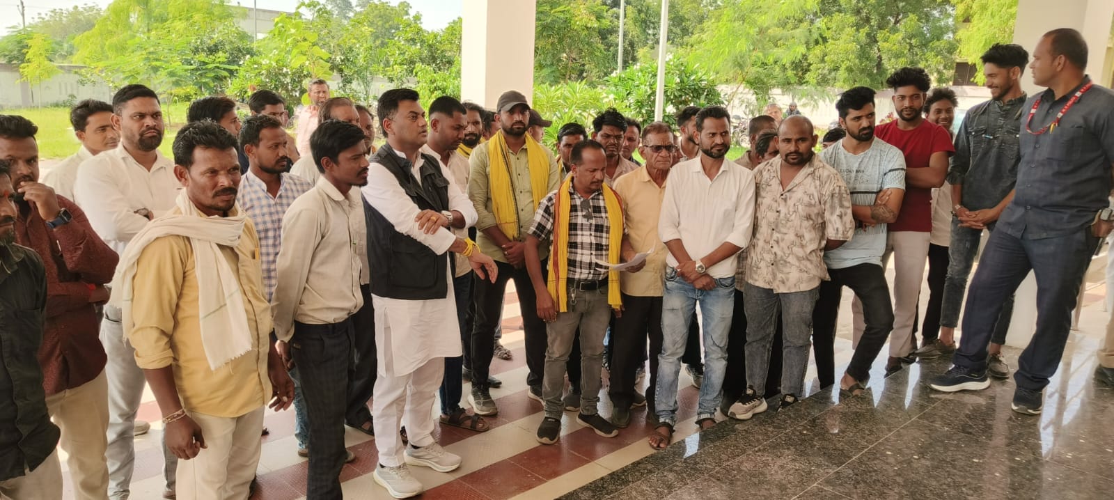 आज मनावर जयस के नेतृत्व में किसानों की मांग को लेकर मनावर तहसील महोदय को ज्ञापन दिया गया हे किसानों की मुख्य मांगें