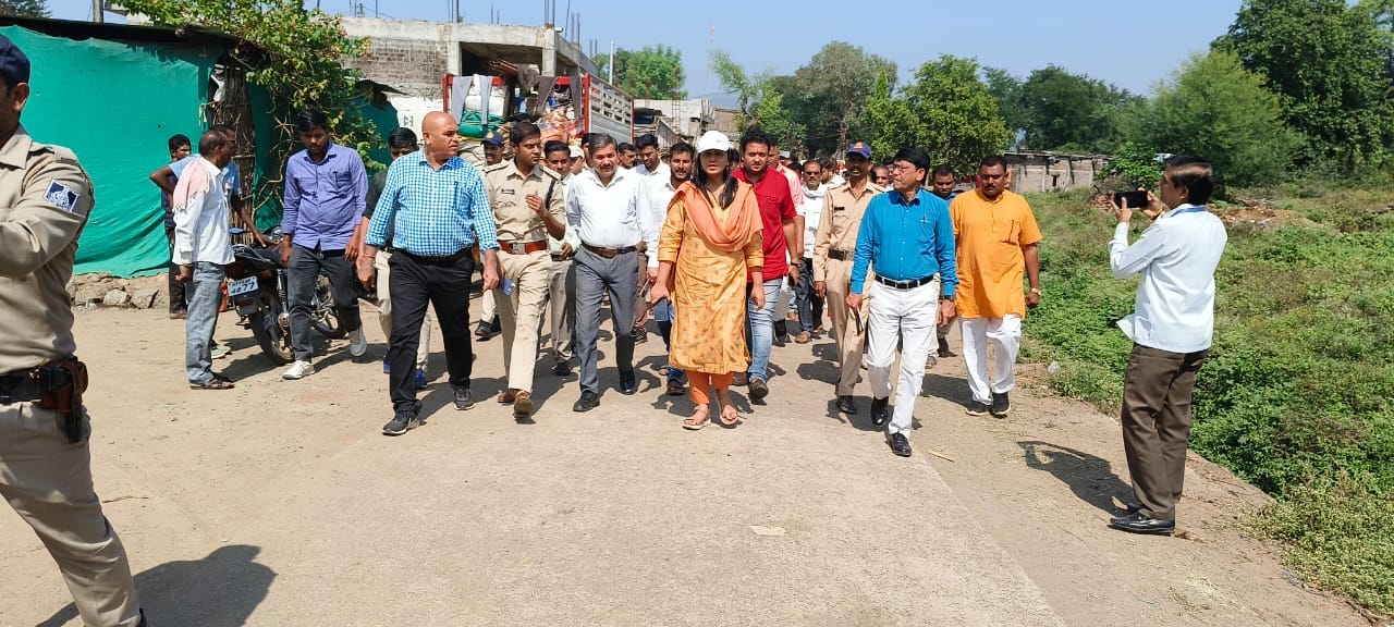 मुख्यमंत्री के सम्भावित दौरे को लेकर कलेक्टर पहुंची ग्राम मोर तलाई प्रशासनिक अमला कार्यक्रम स्थल पर