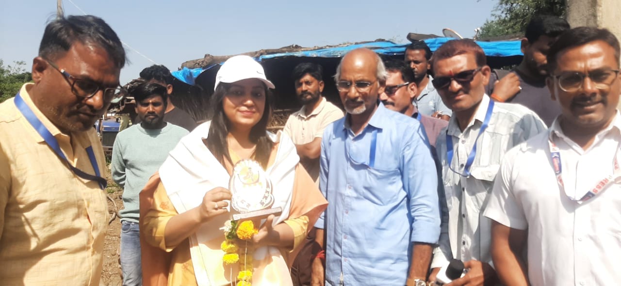 नगर पत्रकार खेतिया ने किया कलेक्टर श्रीमती सिंह का अभिनंदन