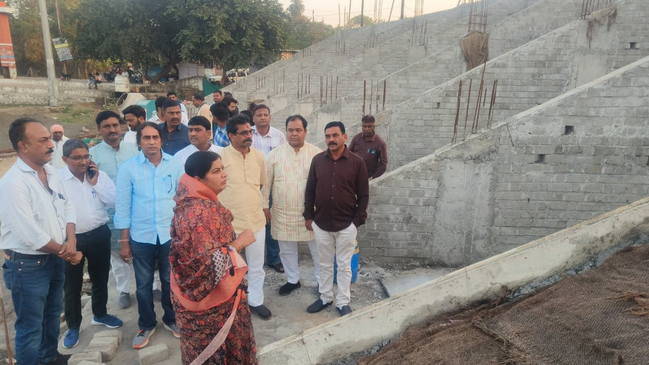 बिना भेदभाव के प्रत्येक वार्डों में निगम प्रशासन द्वारा महापौर के निर्देशन में किया जा रहे हैं विकास कार्य।शहर में चल रहे करोड़ों रुपए के विकास कार्यों का अवलोकन करने पहुंची निगम टीम के साथ महापौर – अमृता यादव