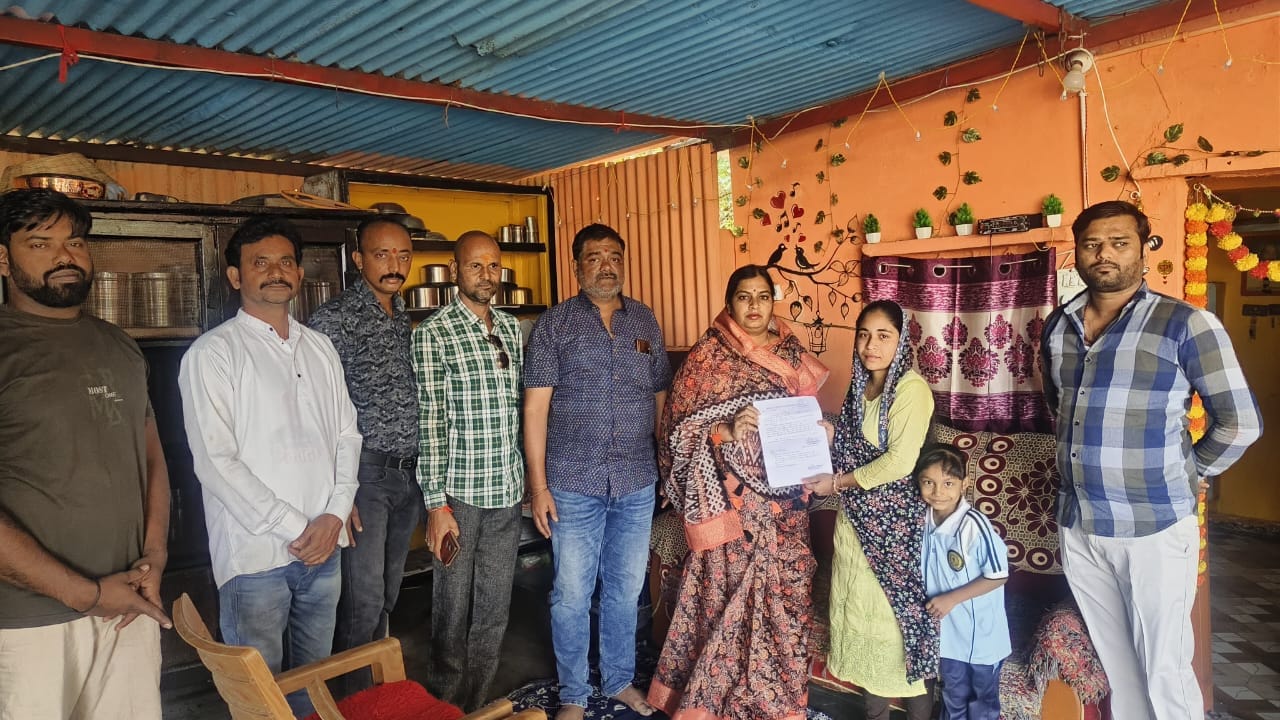 पदम कुंड निवासी स्वर्गीय सोनू शर्मा के निधन के पश्चात शासन योजना अंतर्गत परिजनों को ₹4 लाख राशि का स्वीकृति पत्र महापौर द्वारा प्रदान किया गया