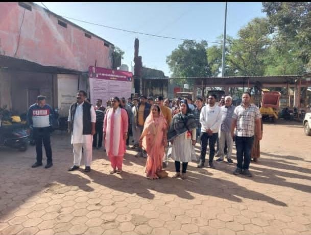 नपा कार्यालय में वंदे मातरम के 150 वर्ष पूर्ण होने पर किया गया सामूहिक गायन