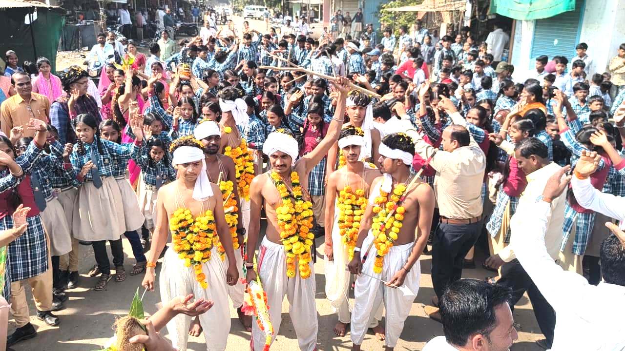 जनजातीय गौरव दिवस’ग्राम पंचायत डाभियाखेड़ा से रथ यात्रा का हुआ आयोजन,जनप्रतिनिधियों, अधिकारियों, ग्रामीणों एवं बड़ी संख्या में स्कूली बच्चें उत्साहपूर्वक रथ यात्रा में हुए शामिल