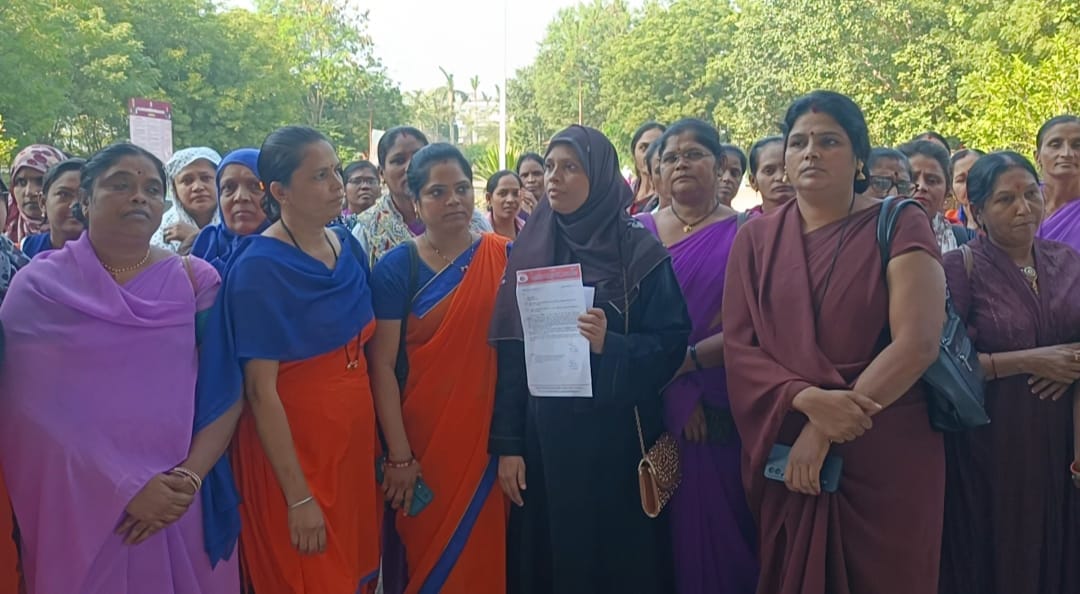 आशा पर्यवेक्षक व आशा कार्यकर्ता अध्यक्ष आरती साल्वे अपने सदस्यों को लेकर कलेक्टर कार्यालय पहुंची ज्ञापन देने