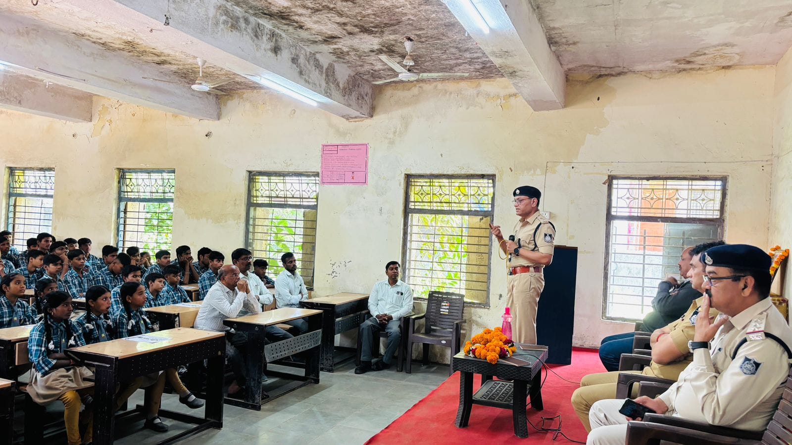  मुस्कान विशेष अभियान के तहत महिला सुरक्षा एवं सायबर जागरूकता कार्यक्रम के दौरान पुलिस अधीक्षक बुरहानपुर ने किया बच्चो से संवाद