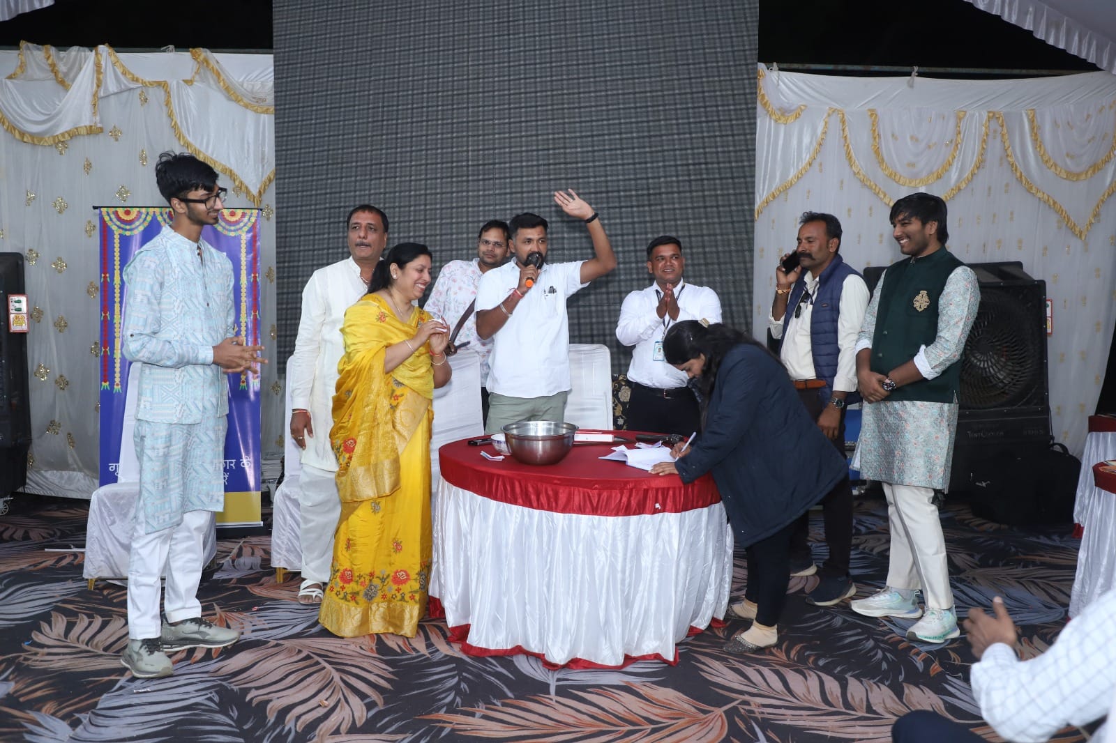 बालाजी ग्रुप आवास मेले का खुला लक्की ड्रा, नितेश सोमवंशी ने जीता पहला पुरस्कार अल्टो कार का।