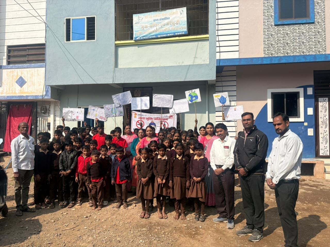 मां ॐ नर्मदा मूक बधिर एवं दृष्टि बाधित निशुल्क आवासीय विद्यालय सुराना नगर बड़वाह में आज दिनांक 18/11/2025 को भारत सरकार द्वारा नशा मुक्ति भारत अभियान NMBA की पांचवी वर्षगांठ के अवसर पर वृहद नशा मुक्ति कार्यक्रम आयोजित किया गया।