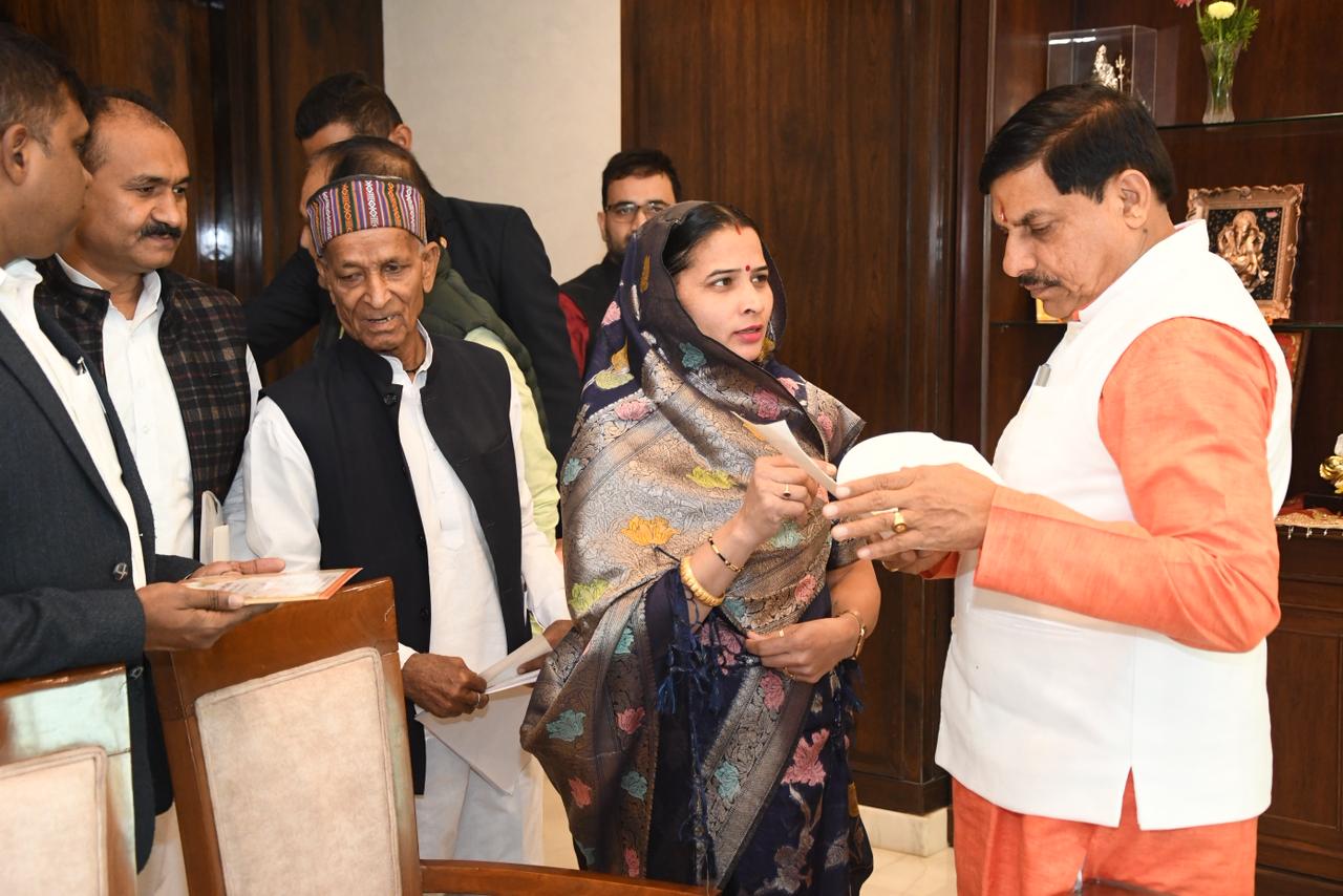 खंडवा विधायक तन्वे ने विकास कार्यों को लेकर भोपाल में मुख्यमंत्री से की मुलाकात।किसानो की समस्या के साथ सड़क निर्माण को लेकर भी मुख्यमंत्री को सोंपा मांग पत्र