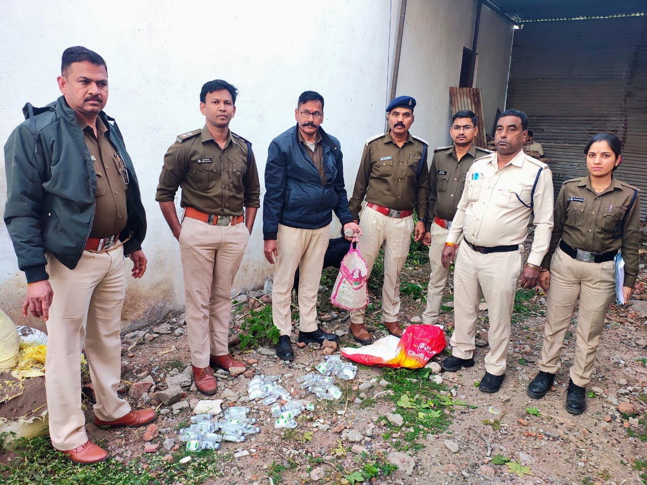 अवैध मदिरा संग्रहण एवं विक्रय के विरुद्ध आबकारी विभाग की लगातार कार्रवाई