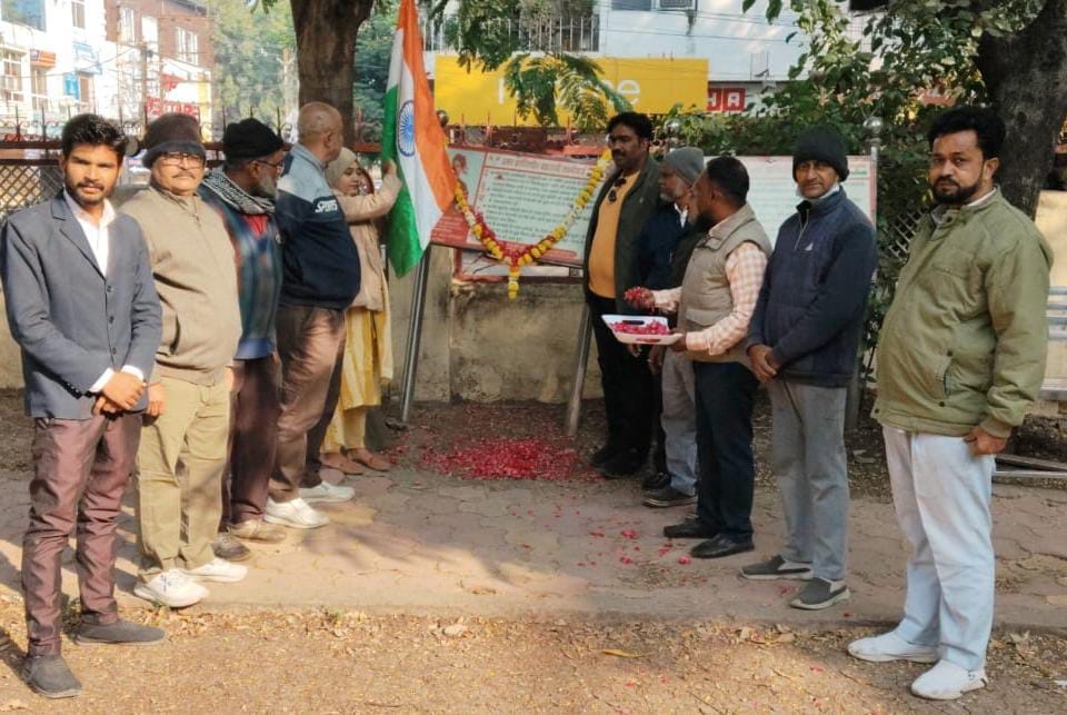 वीरांगना झांसी की रानी लक्ष्मीबाई की203 वी जयंती पर सर सैयद अहमद वेलफेयर सोसाइटी द्वारा शहीद पार्क पर झांसी की रानी का स्मरण किया गया