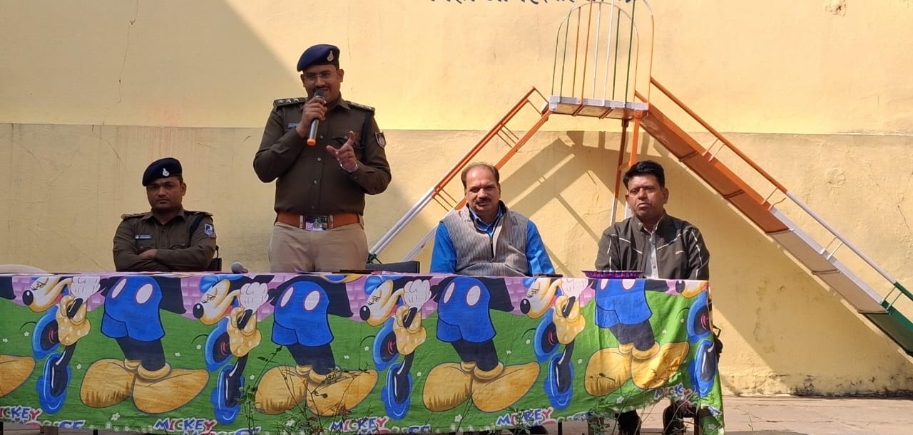 विद्यार्थियों को सायबर सुरक्षा जागरूकता की दी जानकारी अनजान व्यक्ति के विडियोकाल ओर भेजे गए लिंक पर क्लिक ना करें : एसडीओपी देवनारायण यादव