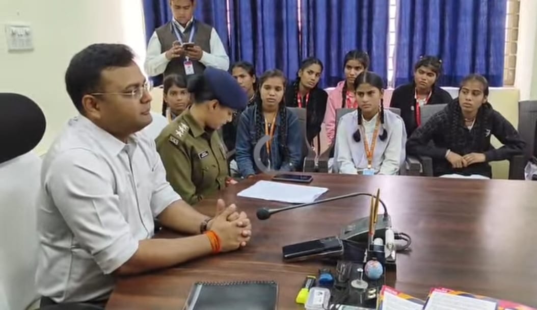 नाबालिगों की खोज और जागरूकता—दोनों मोर्चों पर सक्रिय गुना पुलिस ,ऑपरेशन मुस्कान के तहत छात्राओं को गुड टच-बैड टच, सोशल मीडिया सुरक्षा और हेल्पलाइन नंबरों की विस्तृत जानकारी