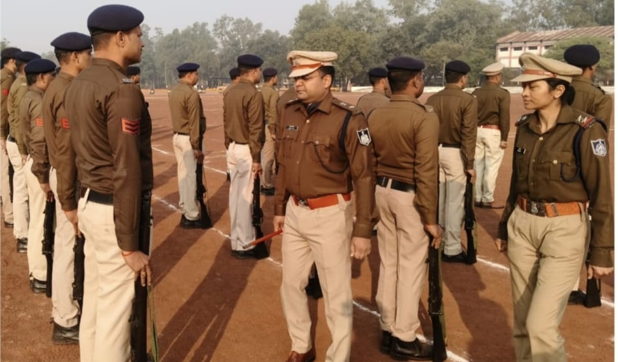 लाल परेड मैदान पर पुलिस की साप्ताहिक जनरल परेड, एसपी ने ली सलामी किया निरीक्षण ,पुलिस अधीक्षक अंकित सोनी ने ली सलामी एवं किया परेड निरीक्षण