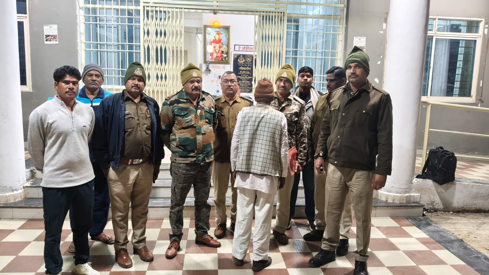 म्याना थाना पुलिस ने अशोकनगर जिले के शाढ़ौरा थाना क्षेत्र में हत्या के 32 वर्ष पुराने एक प्रकरण में फरार आरोपी पकड़कर किया अशोकनगर पुलिस के हवाले