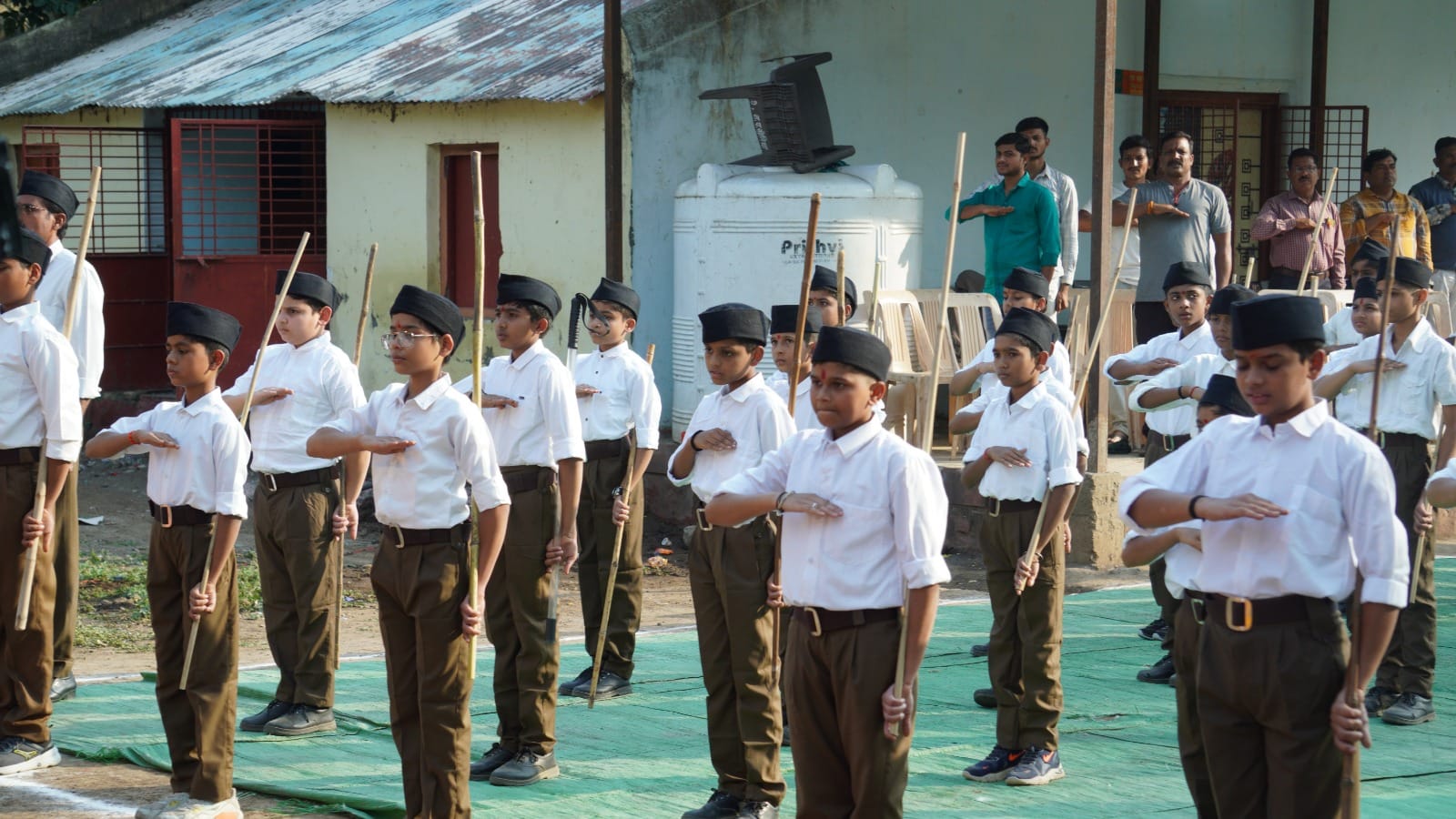 बाल स्वयंसेवकों द्वारा पथ संचलन, हुआ स्वागत