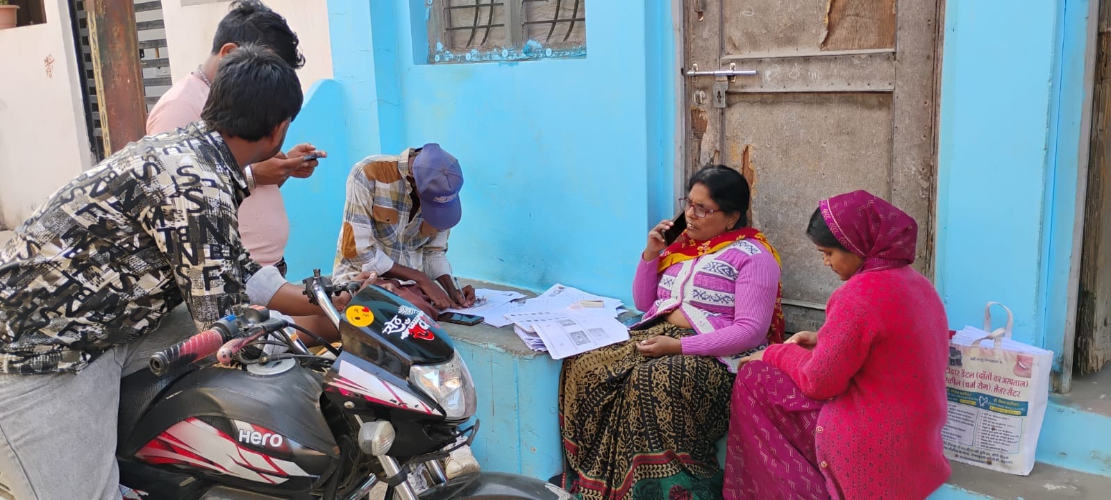 हेल्लो… मैं चुनाव वाली दीदी बोल रही हु, आपके कागज दो, नही तो नाम छुट जाएगा