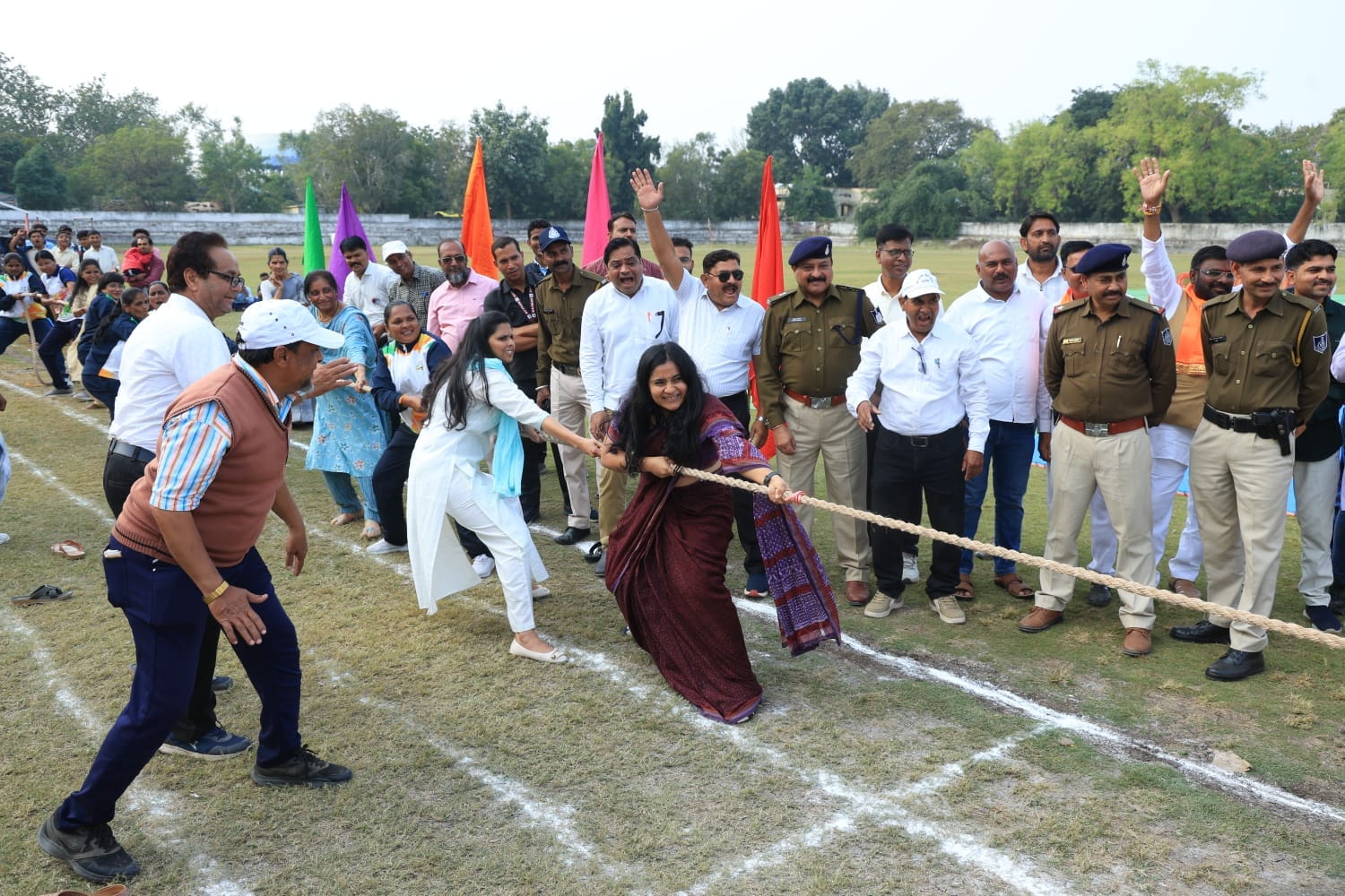 सांसद खेल महोत्सव का हुआ शुभारंभ कलेक्टर सुश्री भव्या मित्तल की अगुवाई वाली रस्सा-कस्सी महिला टीम बनी विजेता