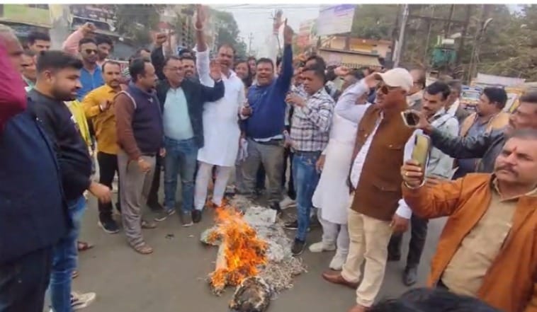 आईएएस संतोष वर्मा के विवादित बयान पर उग्र विरोध: गुना में संगठनों ने फूंका पुतला, एफआईआर की मांग को लेकर प्रशासन को सौंपा ज्ञापन