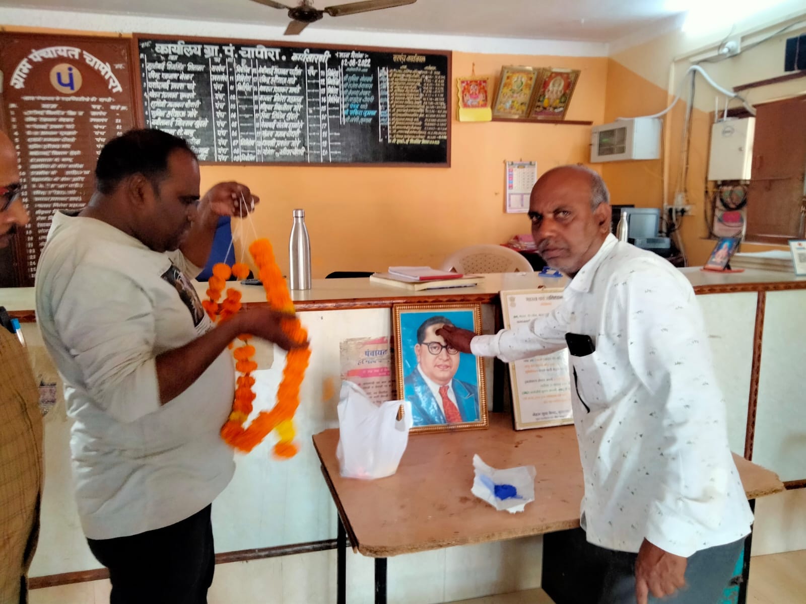 राष्ट्रीय संविधान दिवस संपन्न,बुरहानपुर जिले के ग्राम चापोरा के ग्राम पंचायत कार्यालय में आज 26 नवंबर बुधवार को संविधान दिवस के अवसर पर डॉक्टर बाबासाहेब भीमराव जी अंबेडकर के फोटो पर तिलक लगाकर माल्यार्पण किया गया