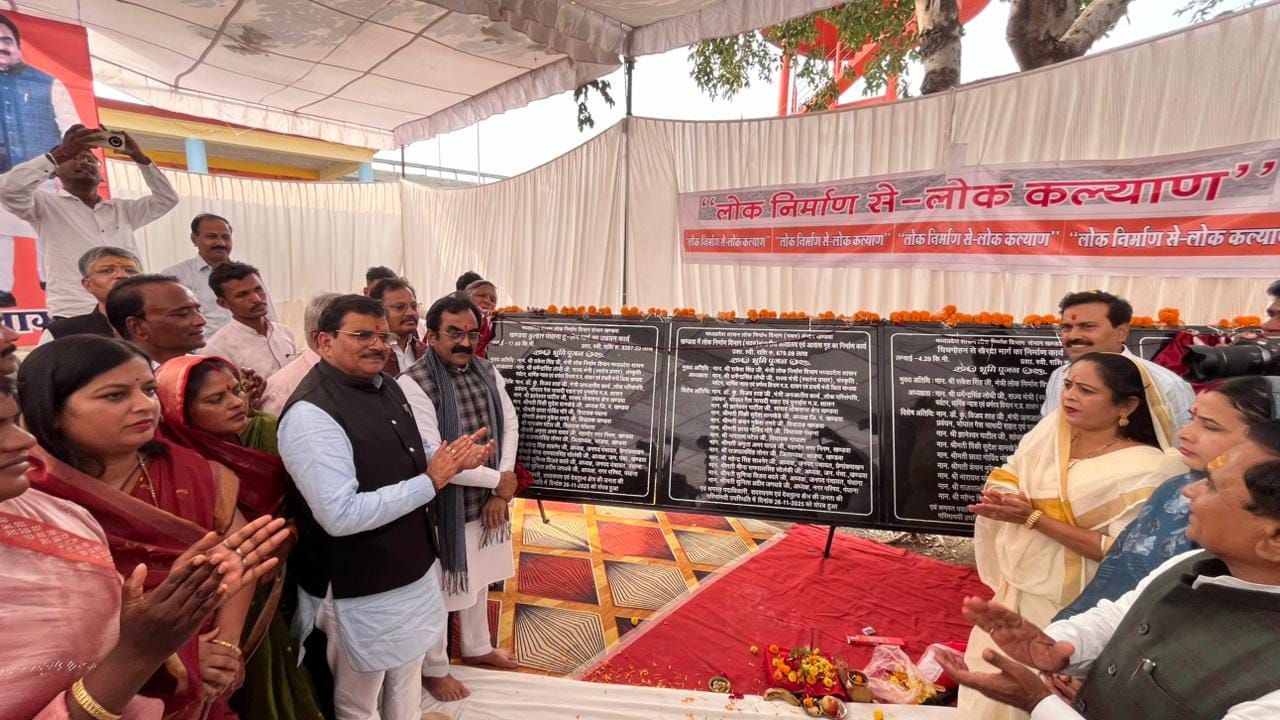 52 करोड रुपए की लागत से बनने वाले बहुचर्चित खंडवा डुल्हार मार्ग का भूमि पूजन मंत्री, सांसद, विधायको महापौर ने किया