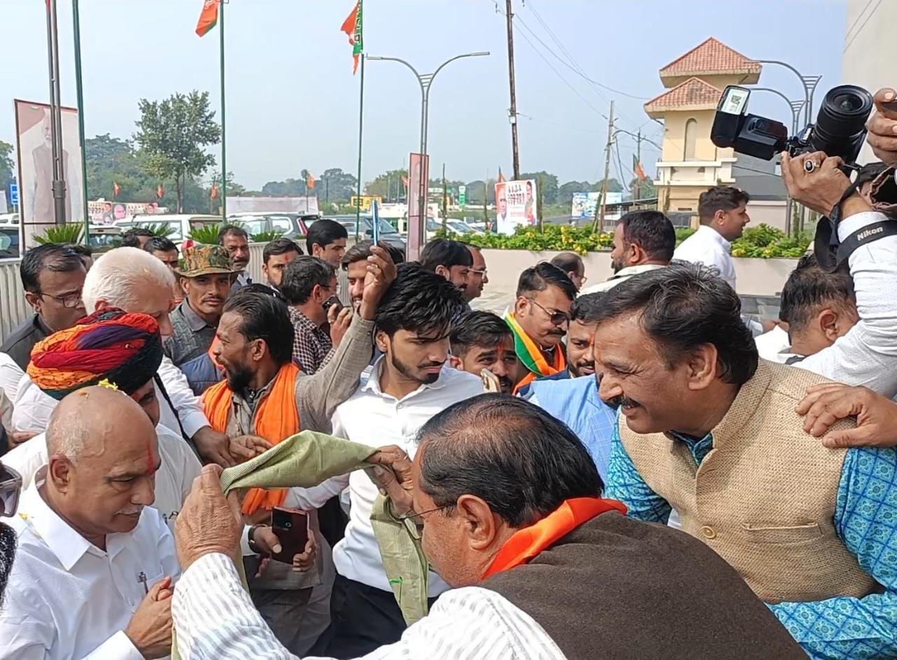 भाजपा प्रदेश अध्यक्ष श्री हेमंत खंडेलवाल जी का आज राजगढ़ जिले के नरसिंहगढ़ आगमन पर राजगढ़ जिले के एस आई आर प्रभारी गजेंद्र सिंह सिकरवार ने सौजन्य भेंट कर आत्मीय स्वागत किया