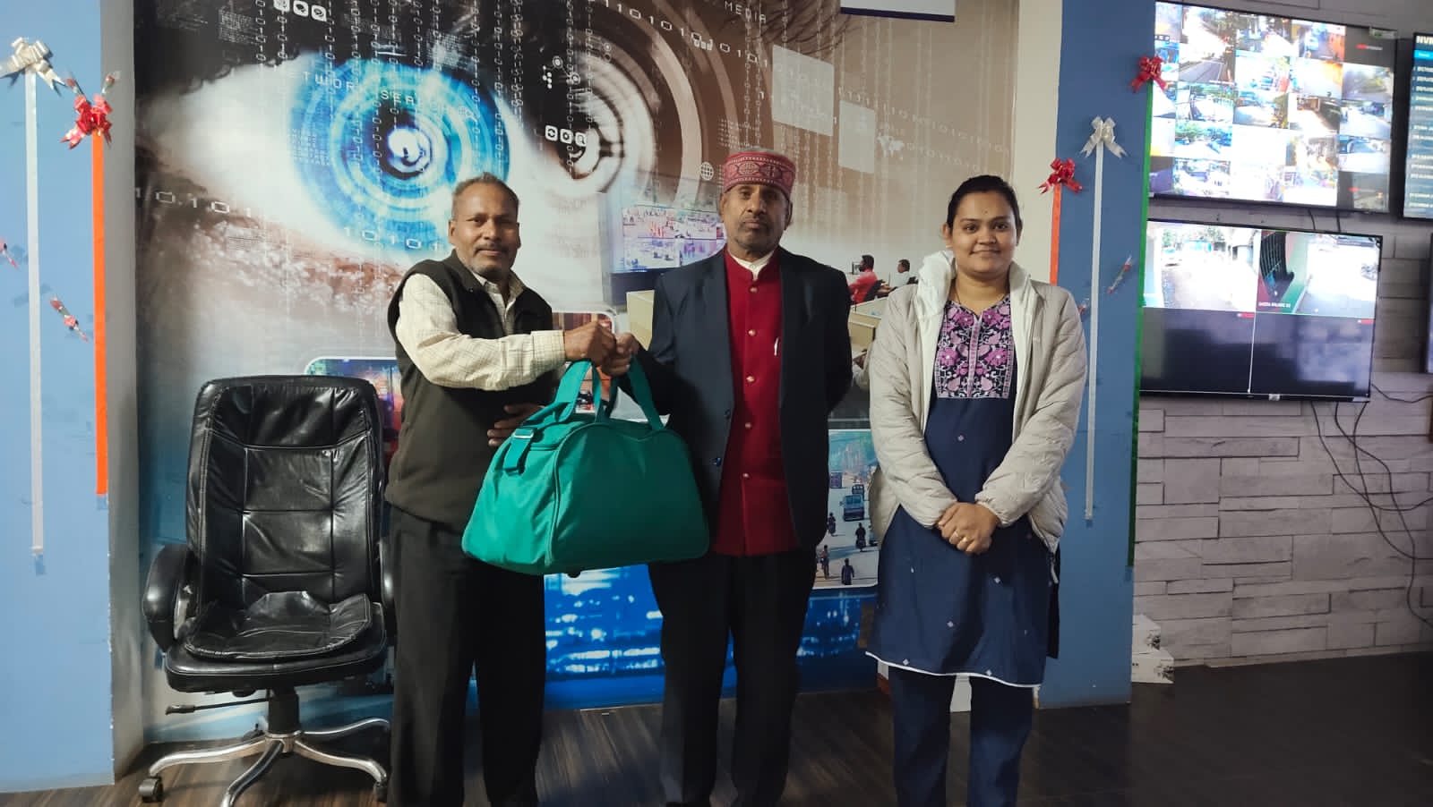 गुम हुए बैग की खोज में गुना पुलिस की तत्परता, सीसीटीवी कैमरों की मदद से चंद घंटों में फरियादी का बैग बापस दिलाया