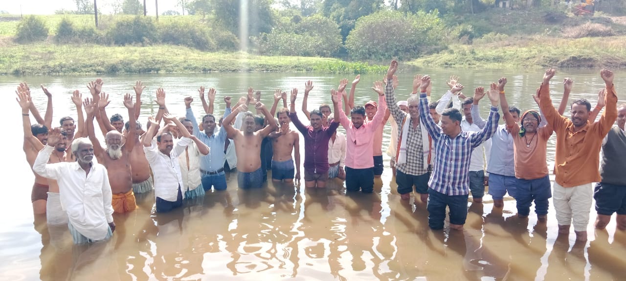 पांगरी बांध प्रभावित किसानों का अर्ध जलमग्न आंदोलन