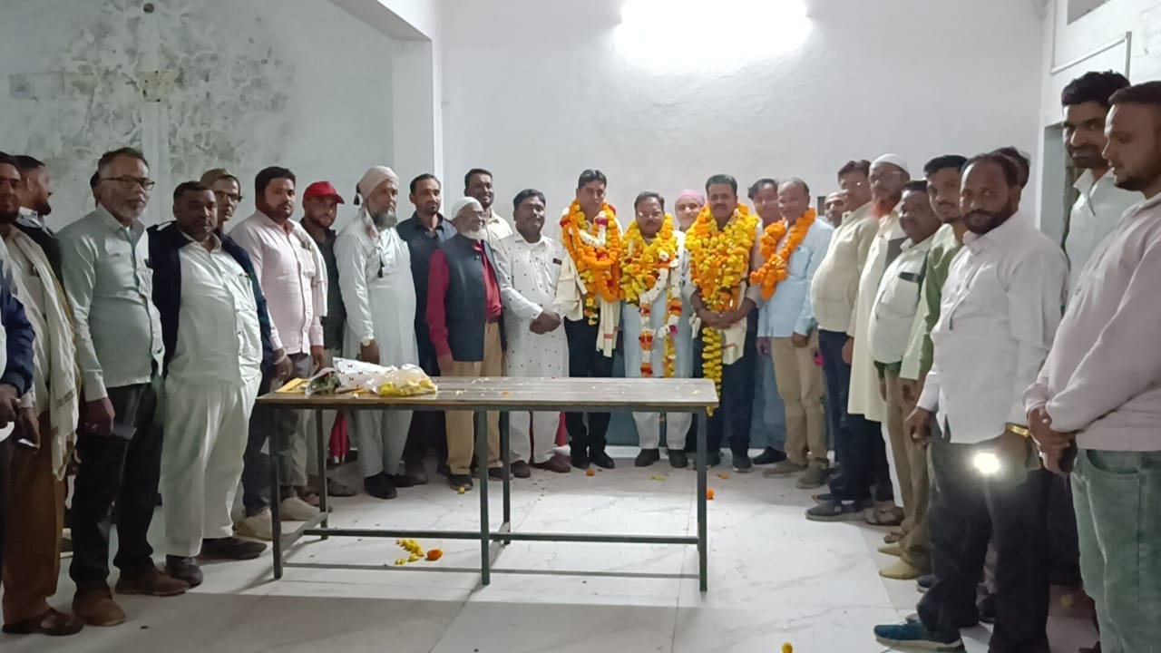 बुरहानपुर । म॑सुरी समाज ने SIR को लेकर और समाज मे अच्छा कार्य करने वालों का सम्मान किया , गफ्फार म॑सुरी 