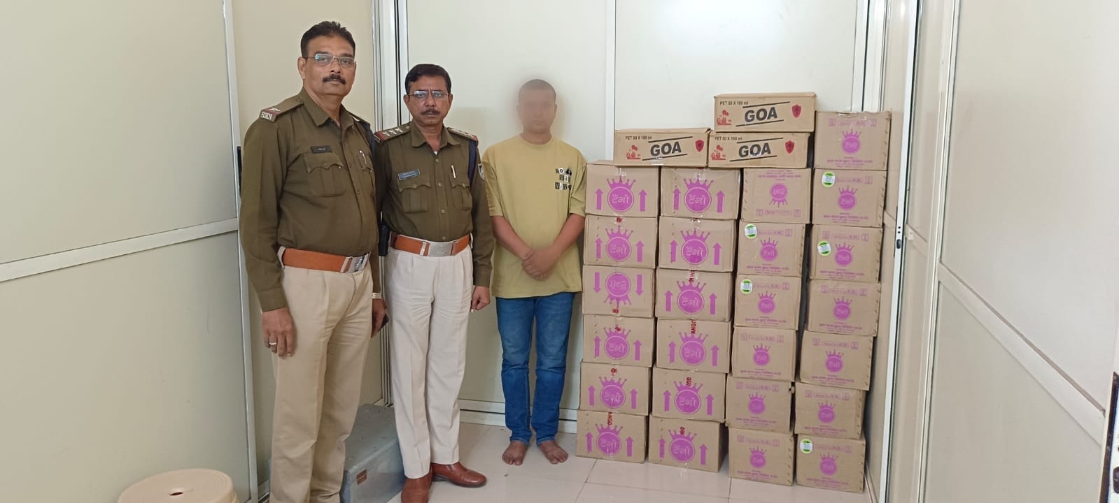 अवैध शराब विक्रय करने वालो के विरुद्ध थाना कोतवाली की प्रभावी कार्यवाही। थाना कोतवाली व्दारा कार्यवाही करते 28 पेटीया कुल 252 लीटर अवैध शराब कुल किमती 1,20,250/- जप्त की गई। आरोपी गणेश के विरुद्ध पूर्व में अवैध शराब और लड़ाई झगड़ा के प्रकरण दर्ज है।