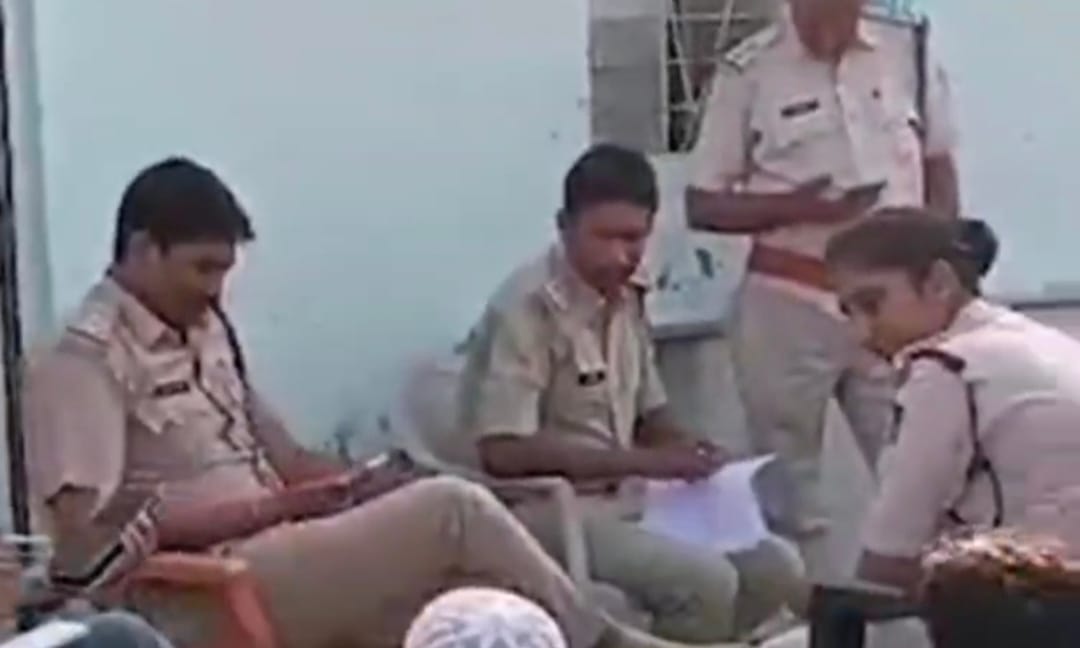 मदरसे में मिले नकली नोटों के बंडल: 12 लाख के नोट गिने जा चुके, आरोपी मस्जिद का इमाम, महाराष्ट्र पुलिस के हत्थे चढ़ा