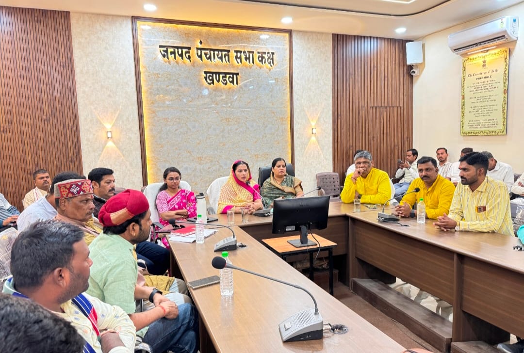 जनपद पंचायत सभागृह में भगवान बिरसा मुंडा की जन्म जयंती एवं एस आई आर को लेकर बैठक संपन्न। बैठक में विधायक महापौर के साथ जनपद सदस्य,सचिव सरपंच भी उपस्थित हुए।