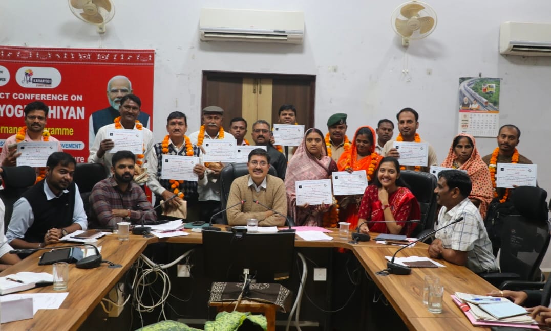 खंडवा कलेक्टर ऋषव गुप्ता ने सराहनीय प्रदर्शन करने वाले बीएलओ को किया सम्मानित