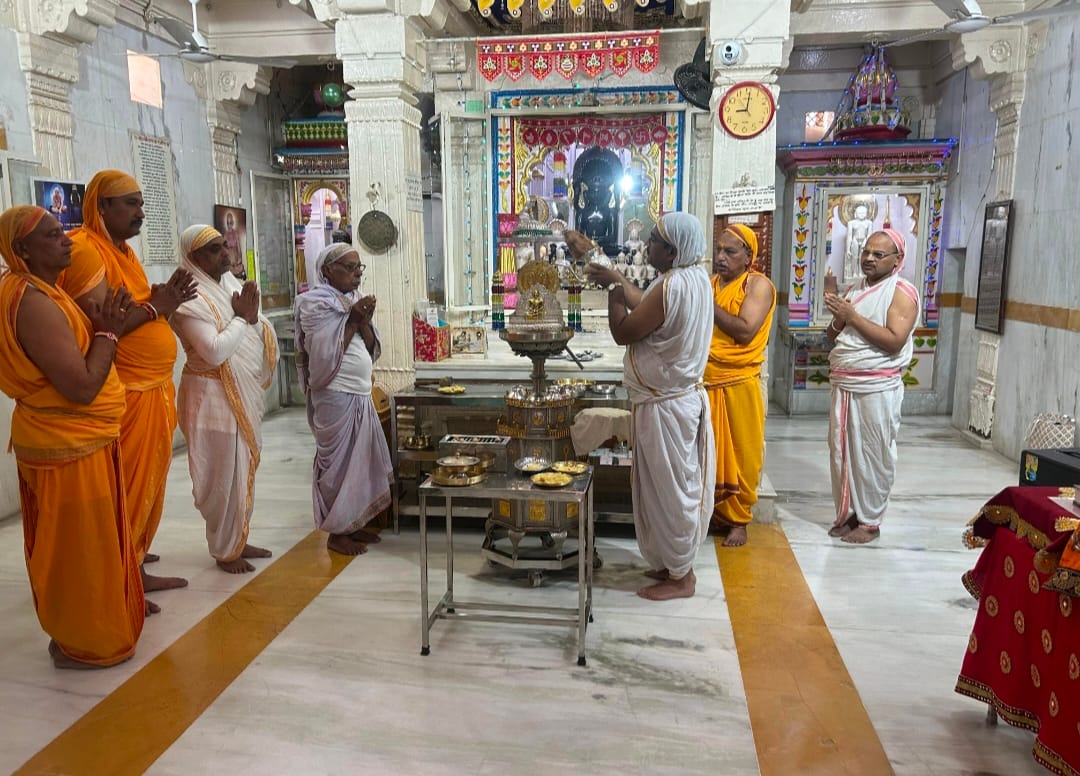 नगर मंडलेश्वर में उपाध्याय मुनिवर श्री विभंजन सागर जी का मंगल प्रवेश , मुनिवर श्री ने कहा- श्रद्धा, विवेक और क्रिया से ही संभव है समाधि