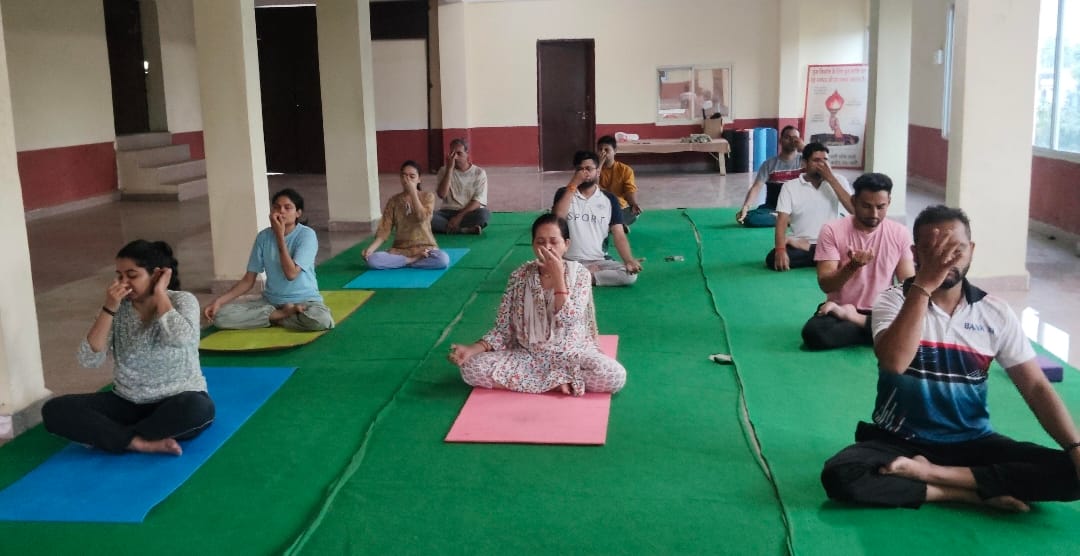 भस्त्रिका और सूर्यभेदी प्राणायाम “योगिक हीटर” जो शरीर को अत्यधिक सर्दी से बचाव करते हैं : – योगाचार्य महेश पाल