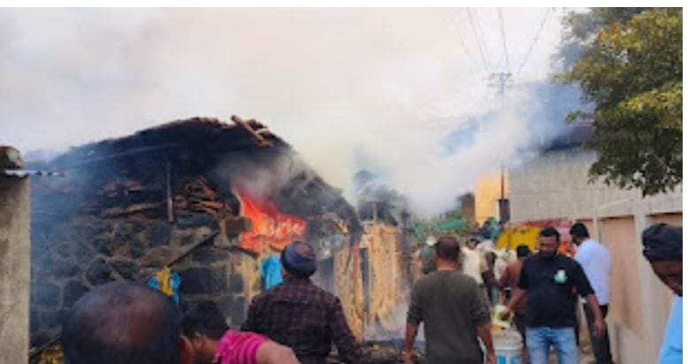 दीडघरमध्ये सिलेंडरचा स्फोट होऊन दोन घराला आग…. सुमारे दहा लाखाचे नुकसान  महाराष्ट्र