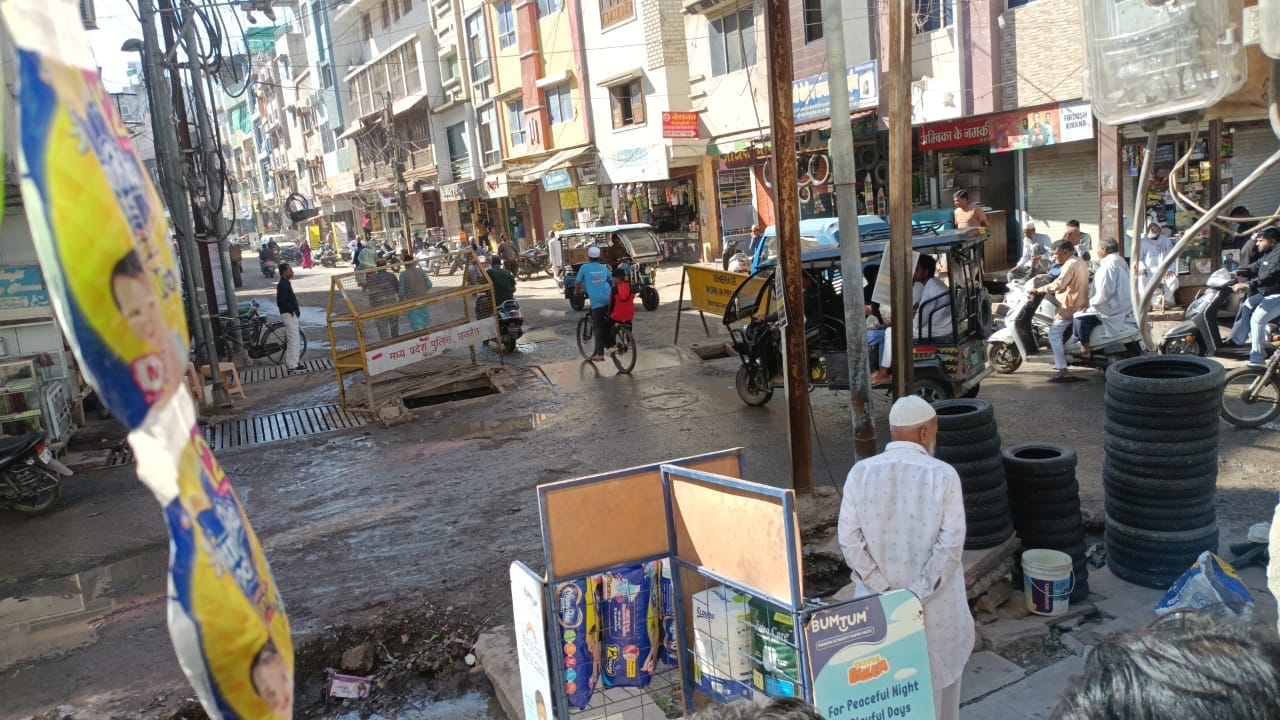 केडी गेट पर जाम में फंसे छोटे छोटे बच्चे