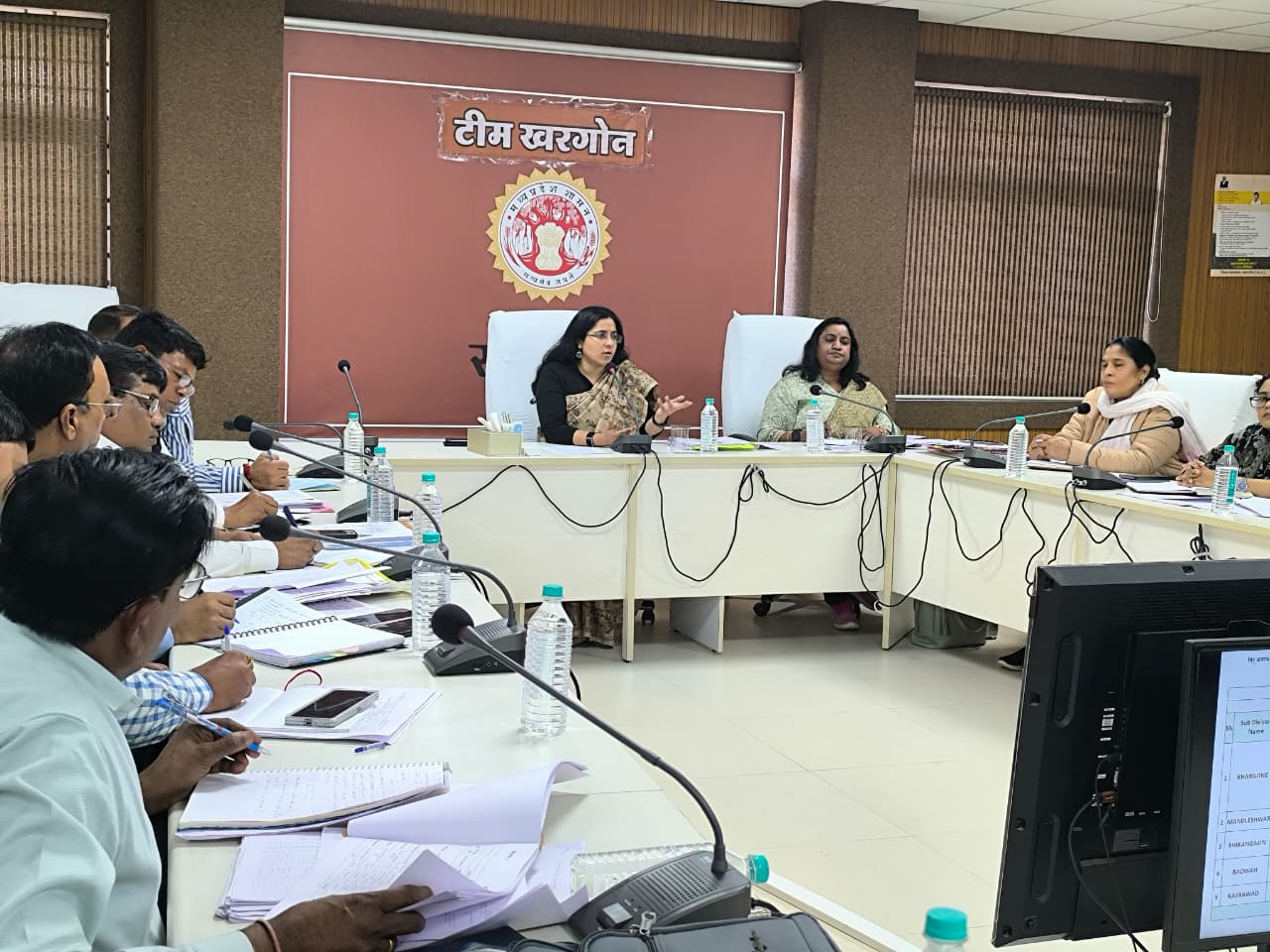 कलेक्टर की अध्यक्षता में राजस्व अधिकारियों की बैठक संपन्न