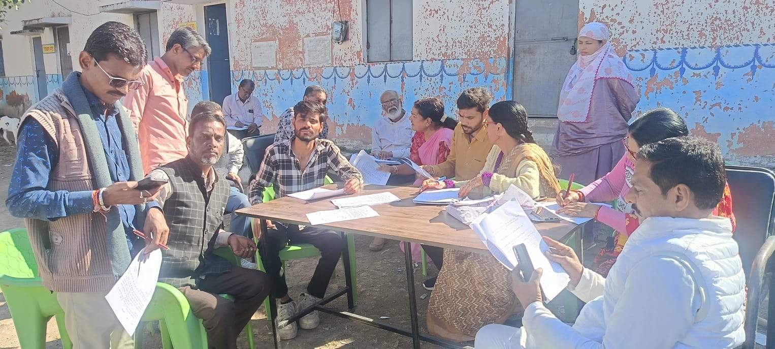 भाजपा एवं कांग्रेस कार्यकर्ताओं ने किया एसआईआर कार्य का सत्यापन