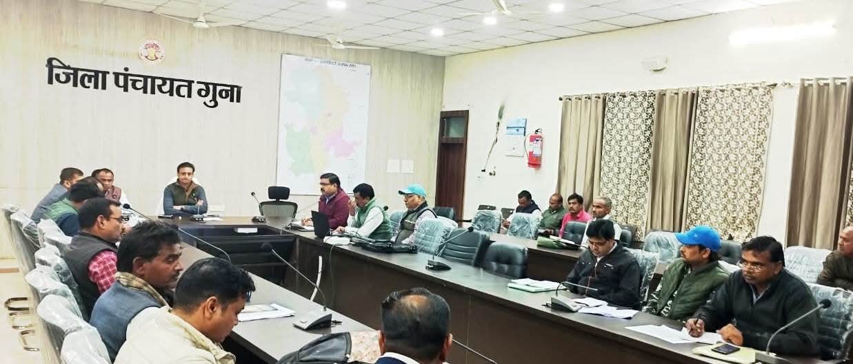 सीईओ जिला पंचायत श्री दुबे ने की प्रधानमंत्री आवास योजना के कार्यों की समीक्षा