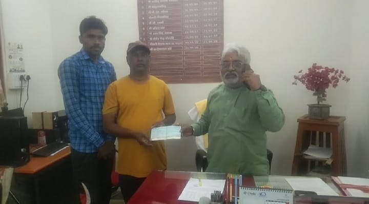 श्रम पदाधिकारी और उपभोक्ता अधिकार संगठन के प्रयास से श्रमिक को दिलाया 40,000/-(चालीस हजार) का मुआवजा