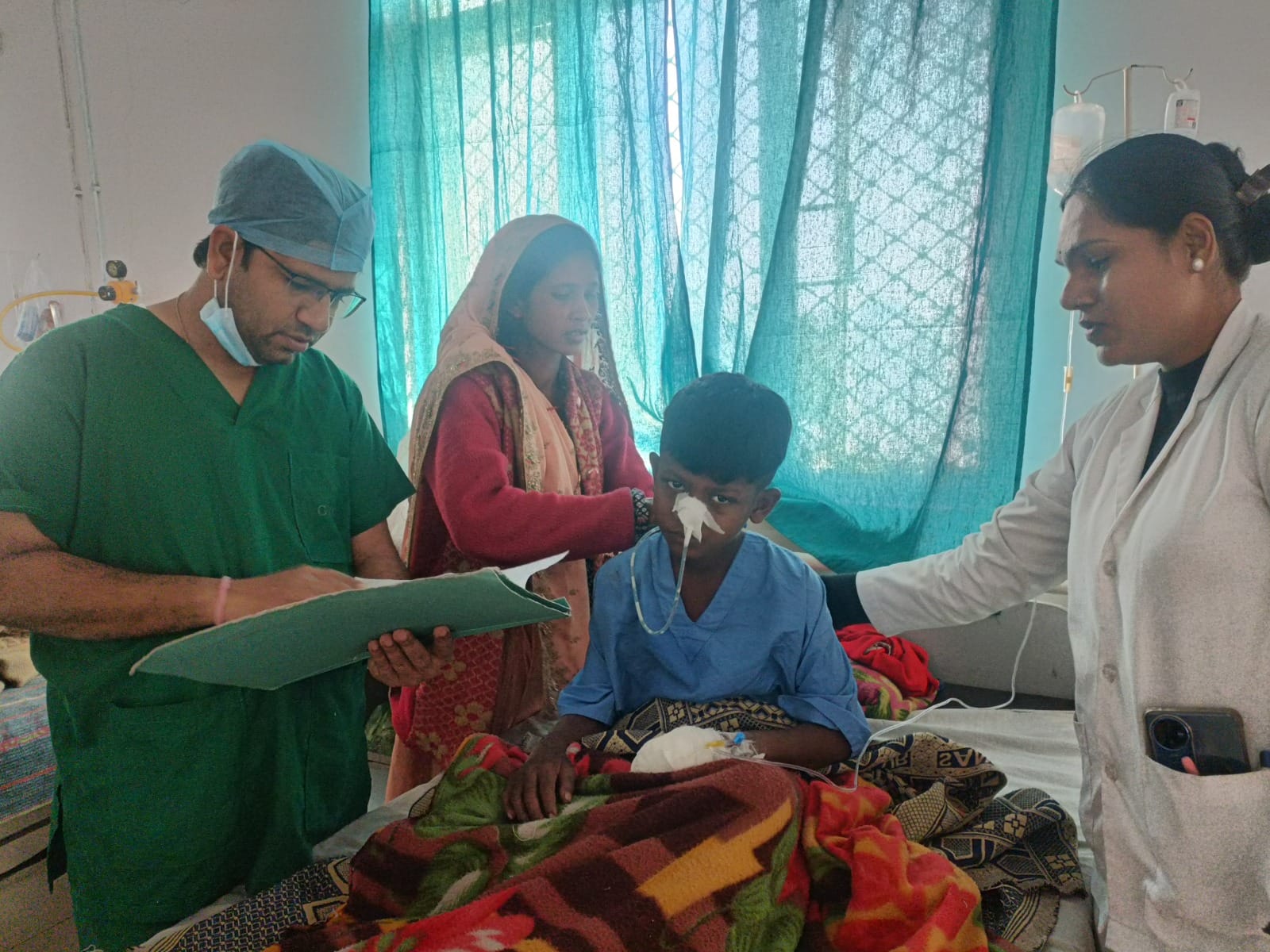 जिला अस्पताल और मेडिकल कॉलेज की टीम द्वारा गले में फंसे घड़ी के सेल को डॉक्टरों ने ऑपरेशन से निकाला,और बचाई बच्चे की जान