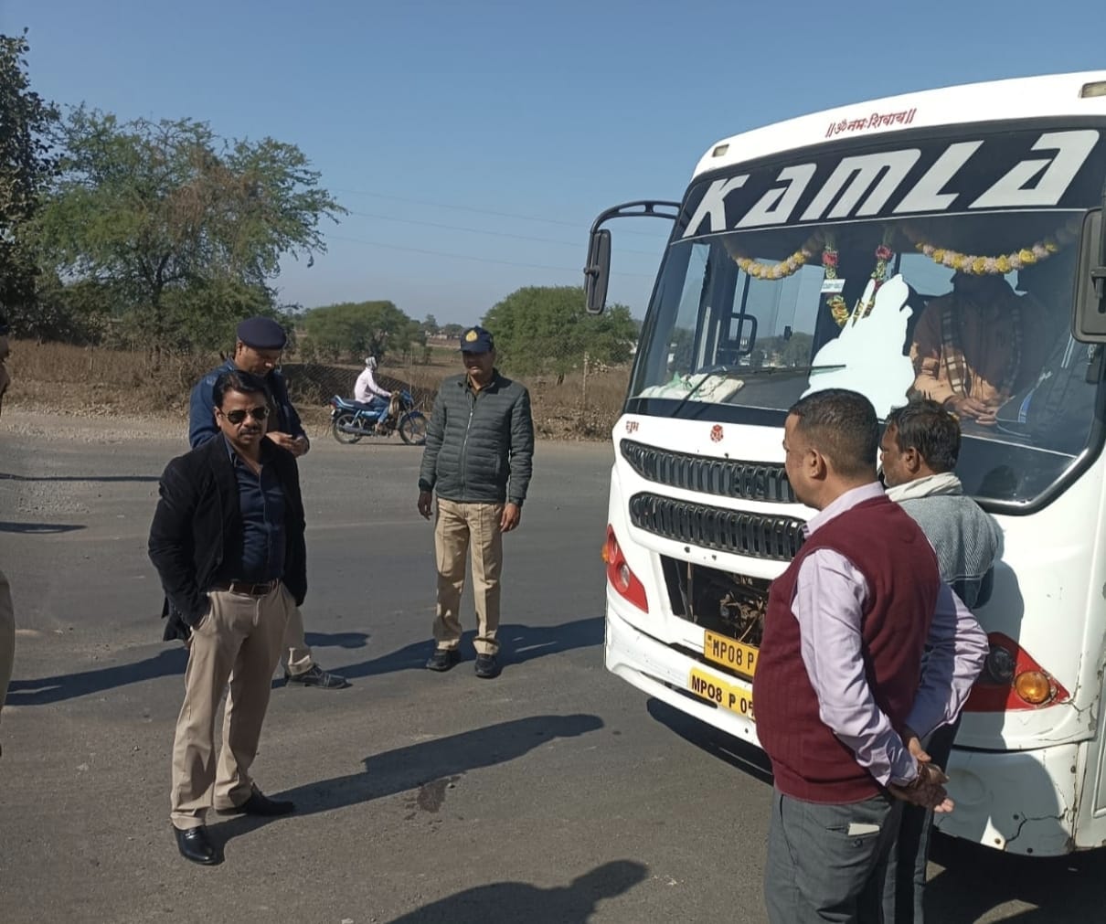 दो यात्री बसों को जब्त कर अन्य बसों पर लगाया 63 हजार रूपये का जुर्माना जिले में बसों के विरूद्ध जांच कार्यवाही जारी