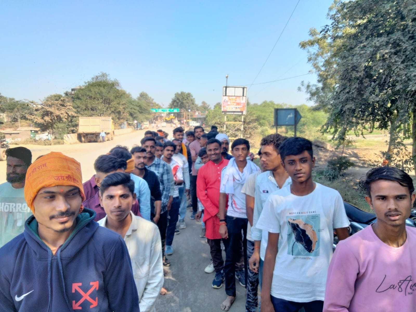 पैदल युवा यात्रियों का फूल मालाओं एवं पुष्प वर्षा करके हुआ स्वागत