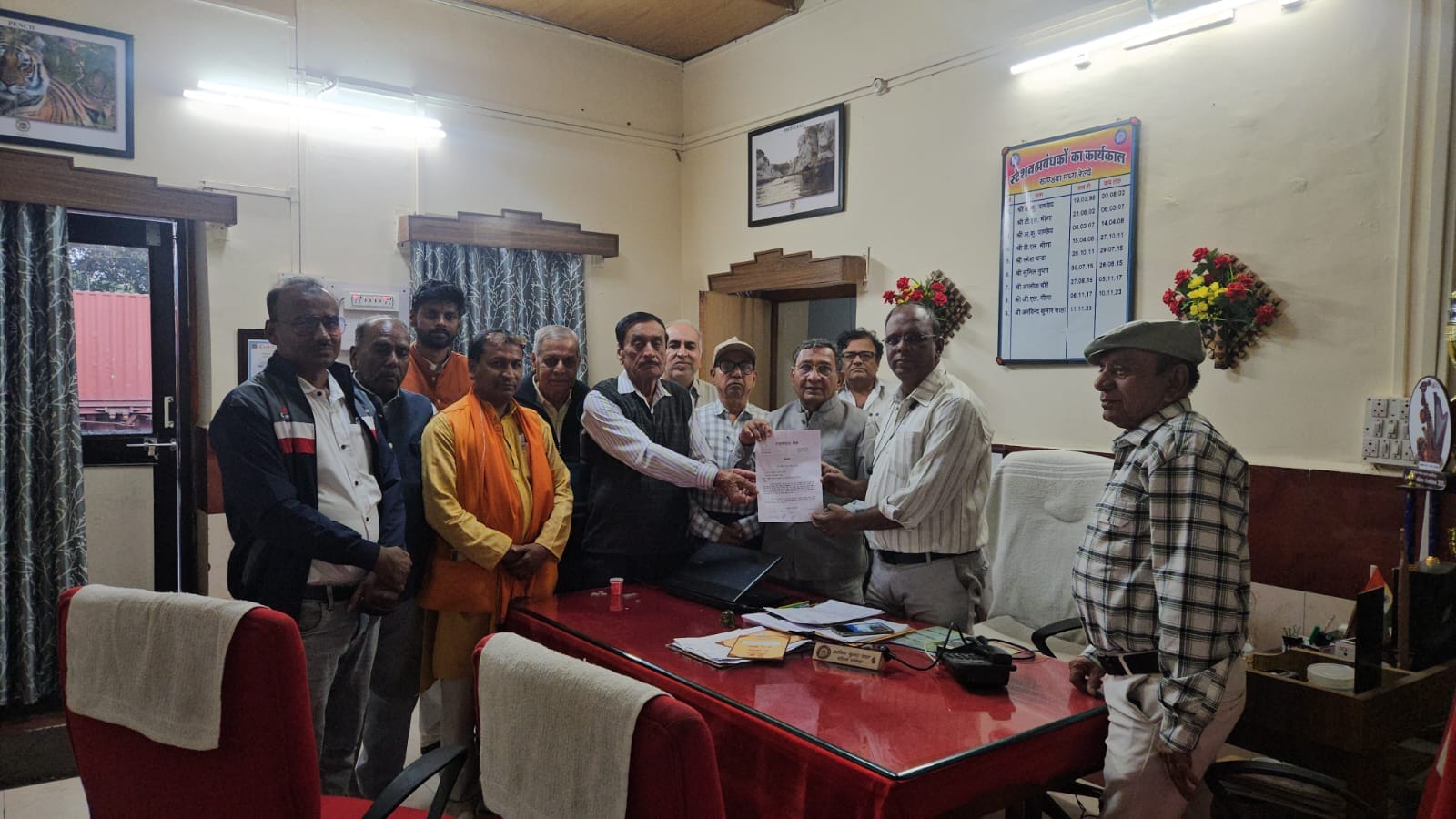 सद्भावना मंच ने रेल यात्रियों की समस्याओ को लेकर सौंपा ज्ञापन