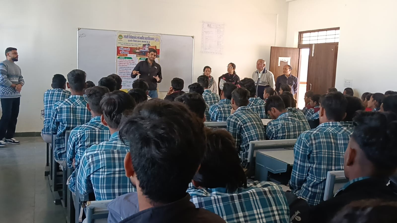 कॉलेज चलो अभियान के अंतर्गत सांदीपनि विद्यालय के विद्यार्थियों से किया संपर्क