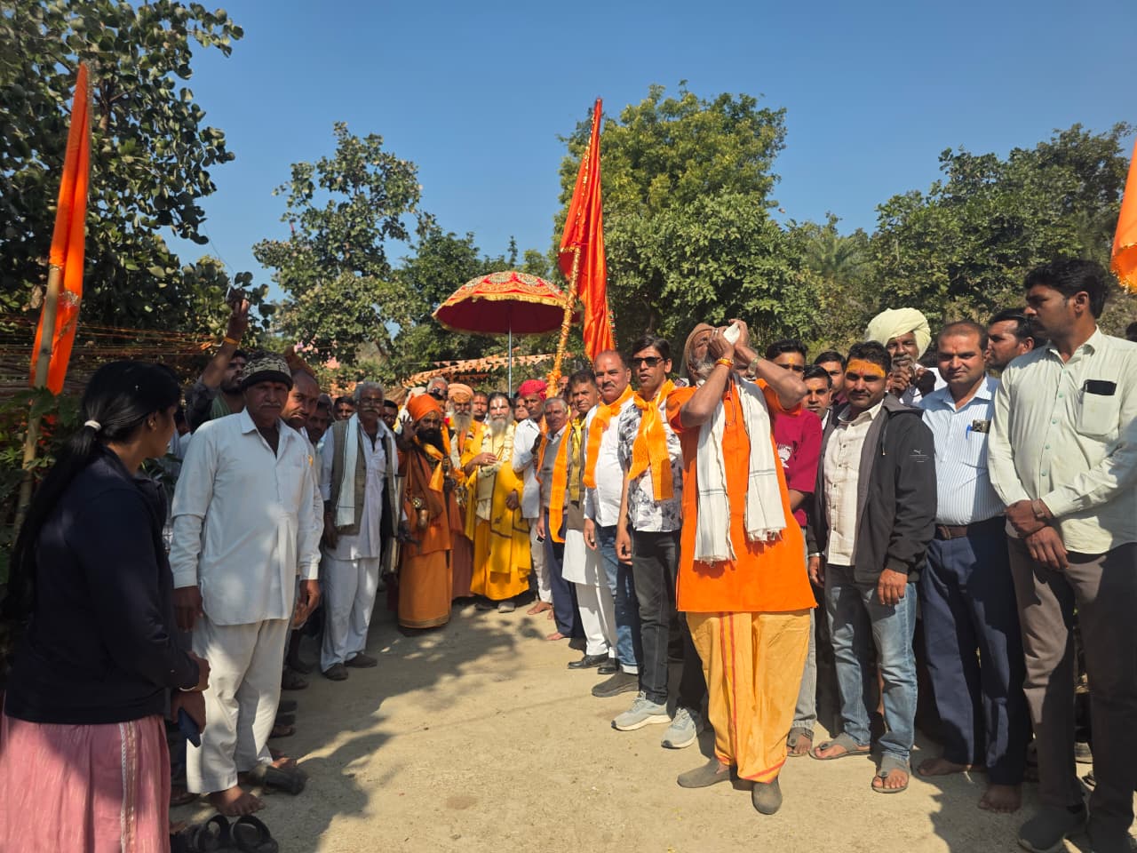 श्री स्वर्णगिरी पर्वत परिक्रमा में हजारों श्रद्धालु हुए सम्मिलित