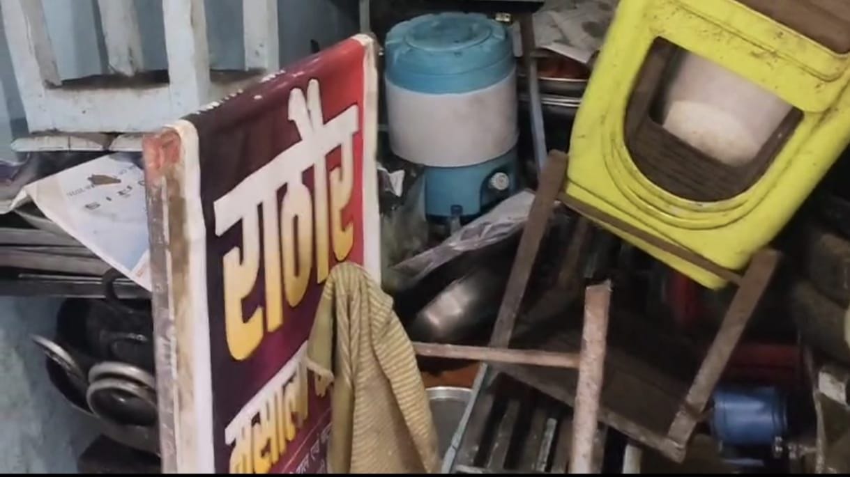 हनुमान चौराहे पर चोरों का तांडव, एक साथ तीन दुकानों के ताले टूटे; हजारों का सामान पार