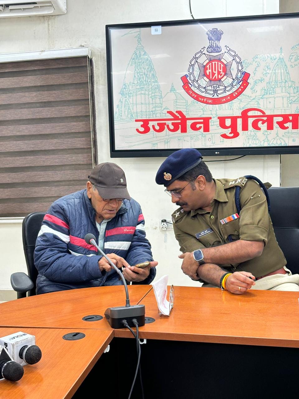 उज्जैन पुलिस की तत्परता से वृद्ध दंपती डिजिटल अरेस्ट से हुये मुक्त,डिजिटल अरेस्ट पर उज्जैन पुलिस की त्वरित कार्रवाही, एसबीआई नई सड़क शाखा में वृद्ध खाताधारक को 3 लाख रुपये की ठगी से बचाया