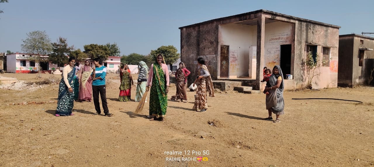 ग्राम स्वच्छता में सभी की भागीदारी अहम संदेश के साथ की सफाई