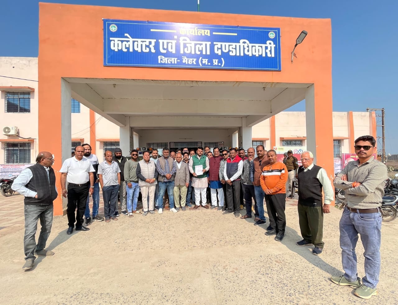 शहर के व्यापारियों ने एकबार फिर जिला प्रशासन को सौंपा ज्ञापन